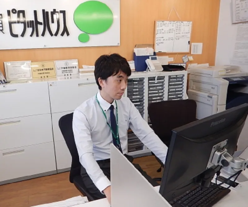 お客様対応にあたるピタットハウス守口店のスタッフ